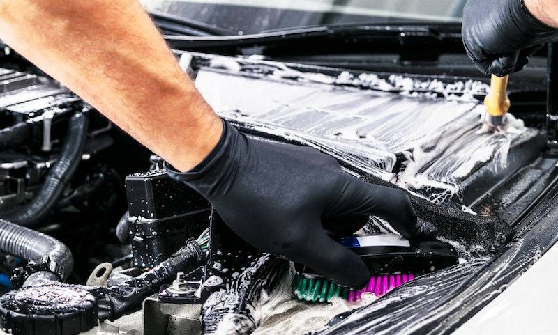 Kiểm tra định kỳ khoang động cơ xe hơi để duy trì hiệu suất