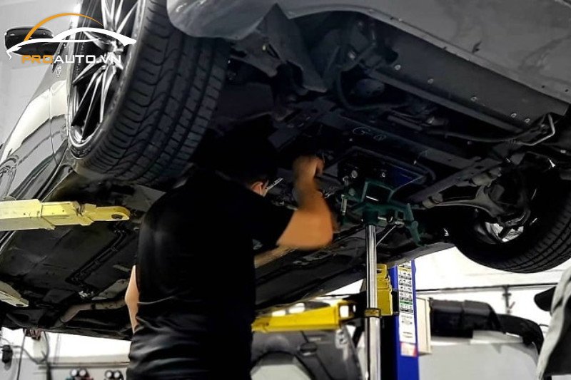 Kiểm tra hệ thống điều khiển trong khoang lái của ô tô định kỳ để đảm bảo an toàn