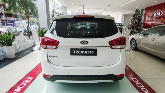 Kiểu dáng năng động của Kia Rondo nhìn từ bên hông
