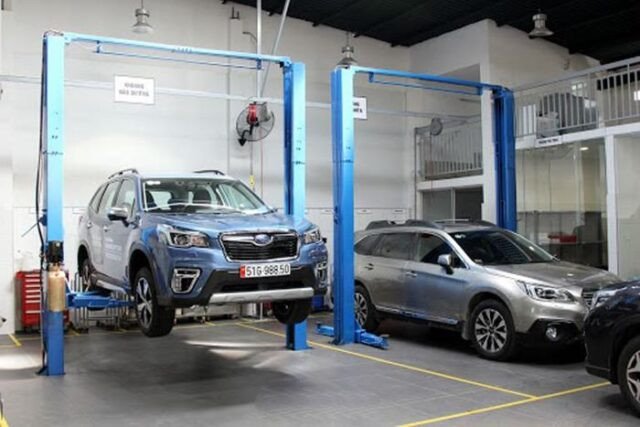Kỹ thuật viên bảo dưỡng xe Subaru