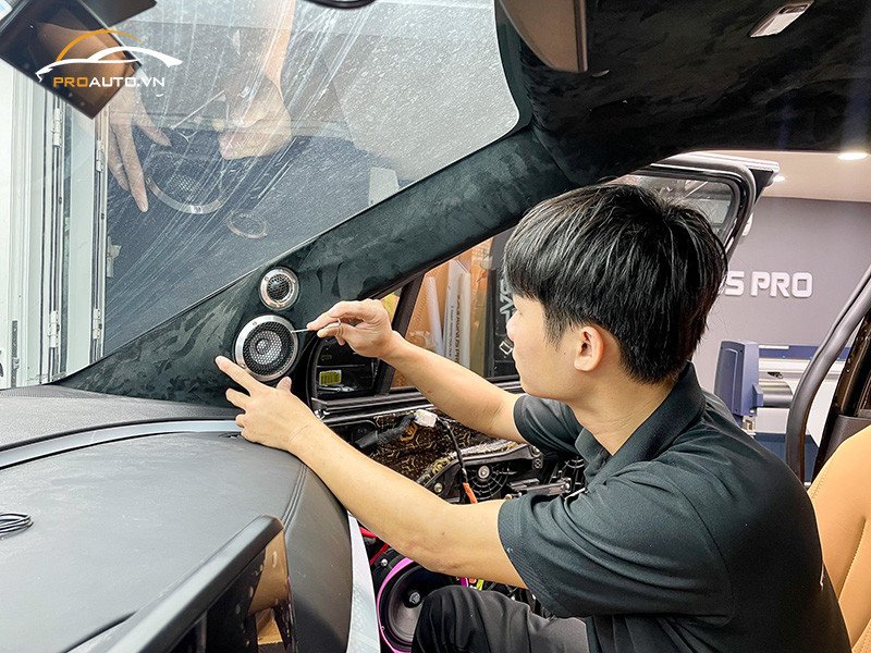 Kỹ thuật viên đang nâng cấp hệ thống âm thanh trên xe Fortuner, cải thiện chất lượng giải trí.