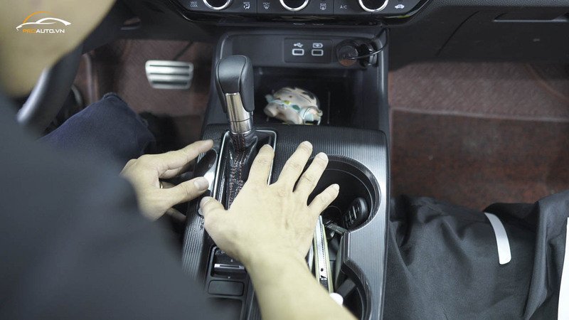 Kỹ thuật viên đang thi công dán PPF cho màn hình giải trí xe ô tô