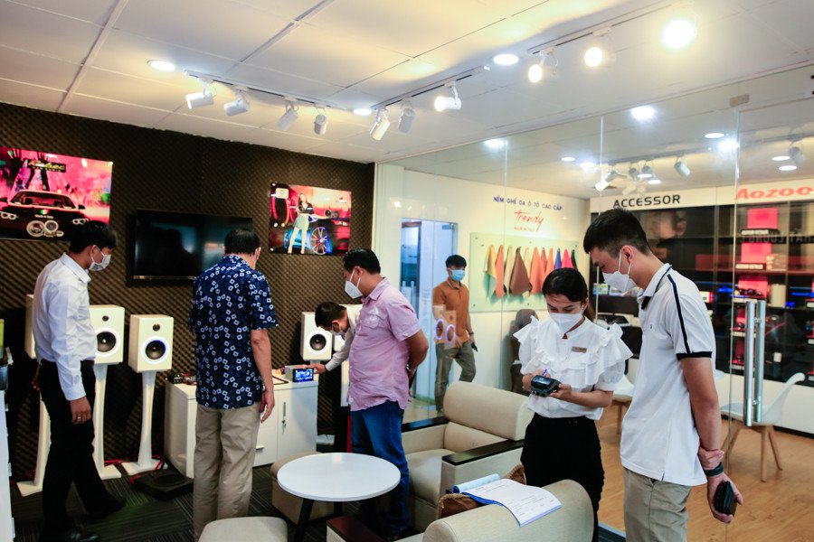 Kỹ thuật viên đang thực hiện công việc trên xe trong xưởng, nhấn mạnh đội ngũ chuyên môn cao tại các trung tâm.
