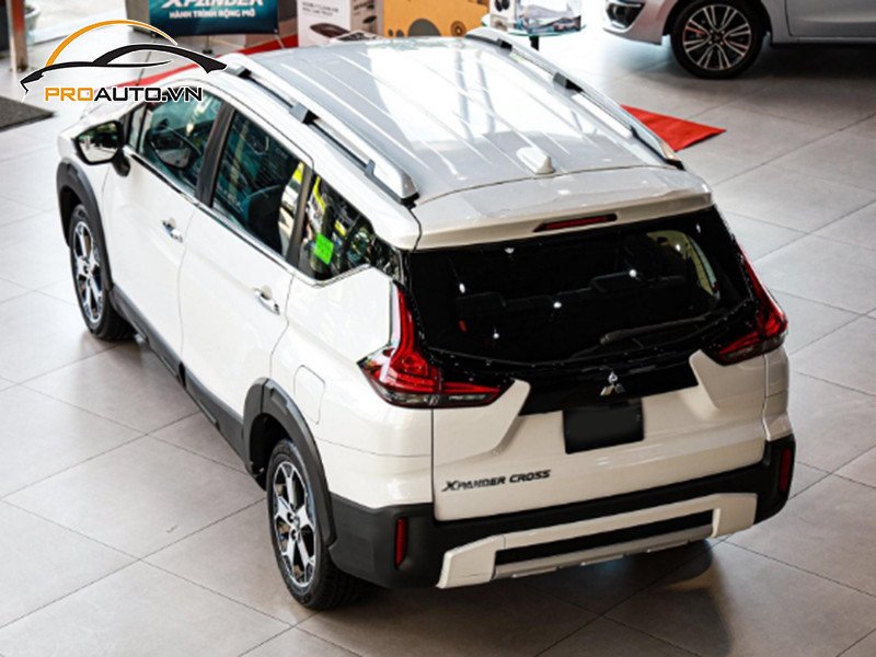 Kỹ thuật viên đang thực hiện dán wrap đổi màu cho xe Mitsubishi Xpander Cross tại xưởng, đảm bảo độ chính xác cao.