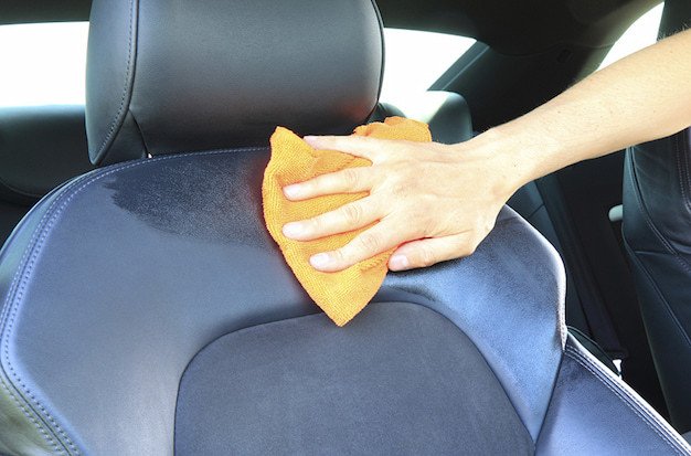 Làm sạch vết mốc trên ghế da ô tô bằng dung dịch chuyên dụng