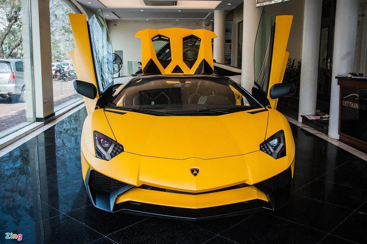 Lamborghini Aventador SV Roadster màu vàng rực rỡ