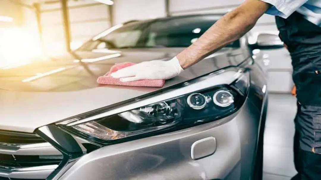 Lau sạch bề mặt sơn ô tô sau khi rửa lần 2