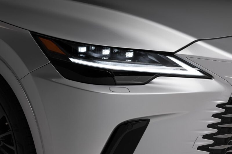 Lexus RX 500h F Sport 2025 nhìn từ bên hông