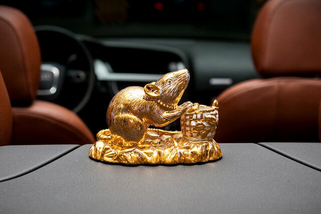 Linh vật Chuột mang lại may mắn cho người tuổi Thân trên xe