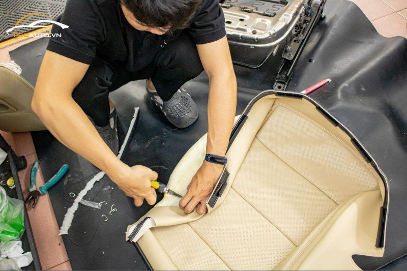 Lời khuyên hữu ích khi tiến hành đổi màu nội thất xe Mercedes GLC 200