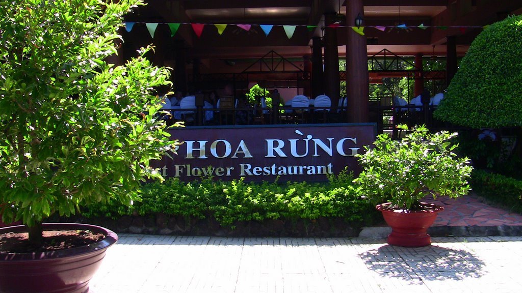 Lối vào Nhà hàng Hoa Rừng với kiến trúc đậm chất Á Đông tại Minera Hot Springs Bình Châu