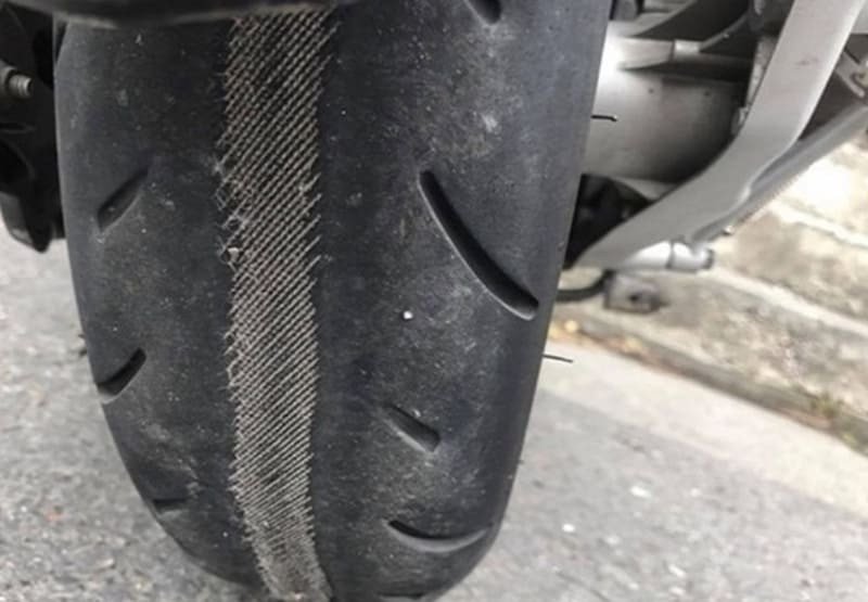 Lốp xe máy bị mòn là nguyên nhân chính gây lệch bánh sau