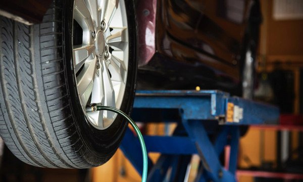 Lốp xe ô tô bị xẹp khí do thủng lốp cần được kiểm tra khẩn cấp