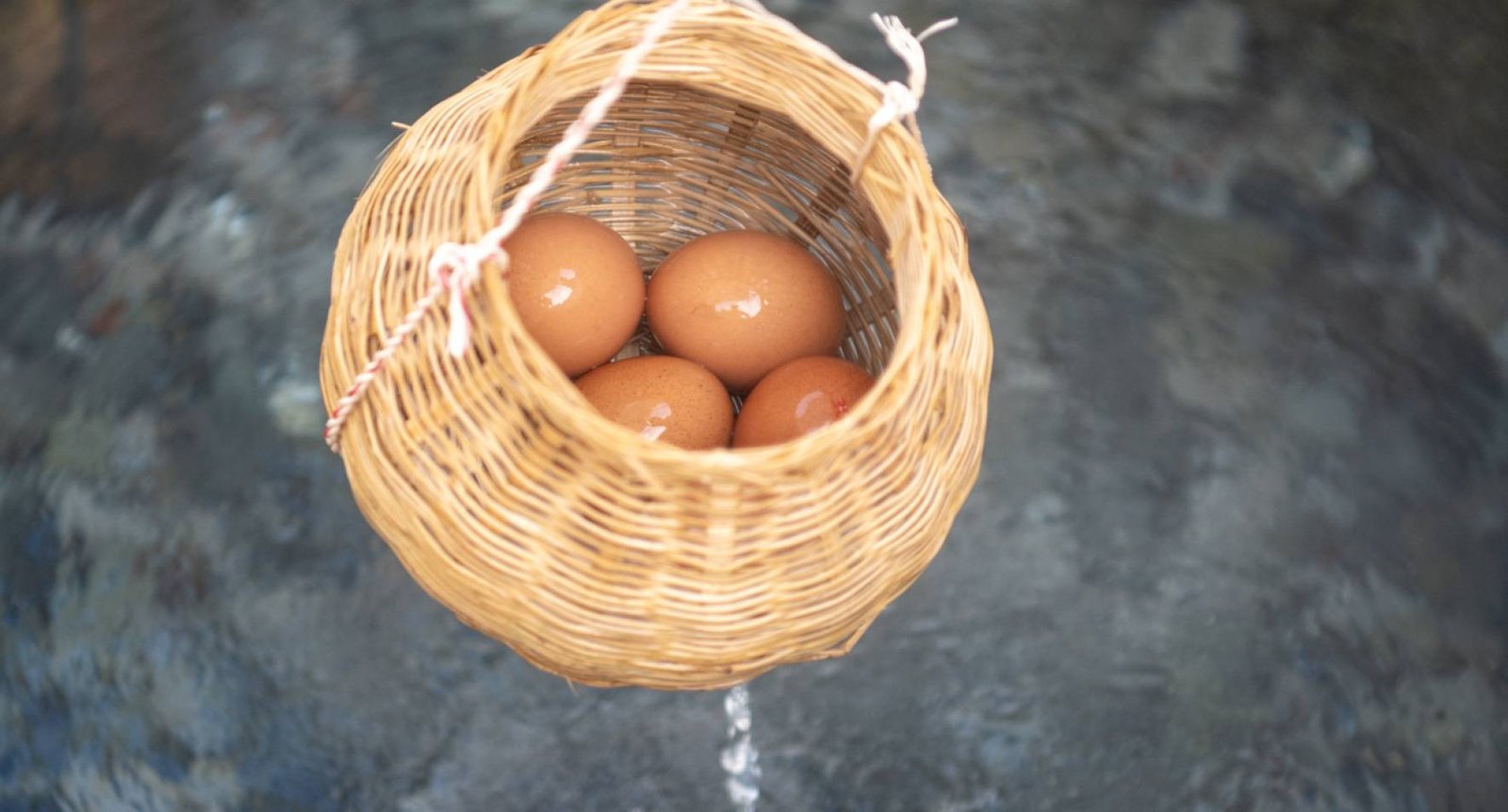 Luộc trứng gà bằng nguồn khoáng nóng 82 độ C, mang đến hương vị béo bùi độc đáo