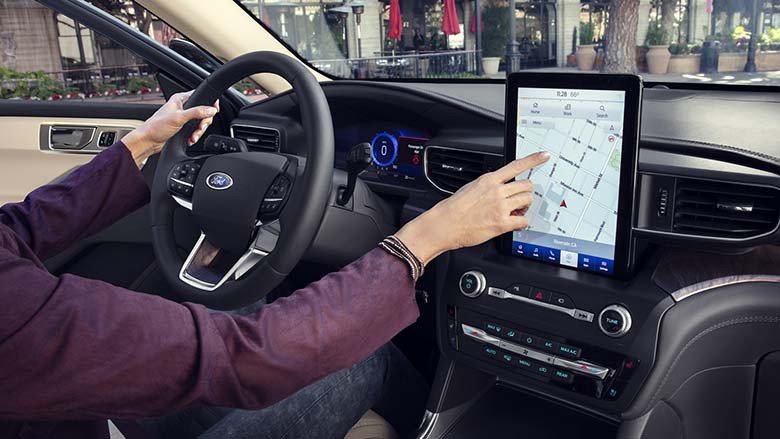 Màn hình cảm ứng trung tâm và các nút điều khiển tiện ích trên Ford Explorer 2021.