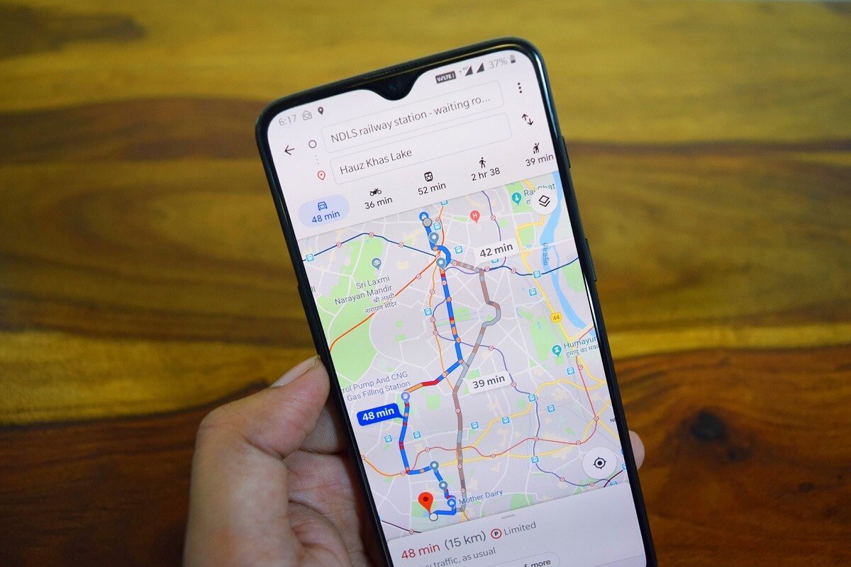 Màn hình điện thoại hiển thị ứng dụng Google Maps với hướng dẫn chi tiết cách xem tình trạng tắc đường, tiện lợi cho mọi chuyến đi.