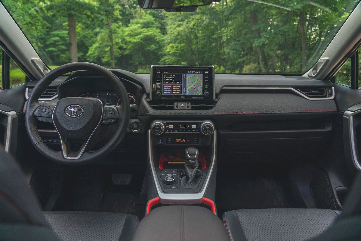 Màn hình giải trí cảm ứng 8 inch nổi bật trong khoang nội thất Toyota Rav4 2021