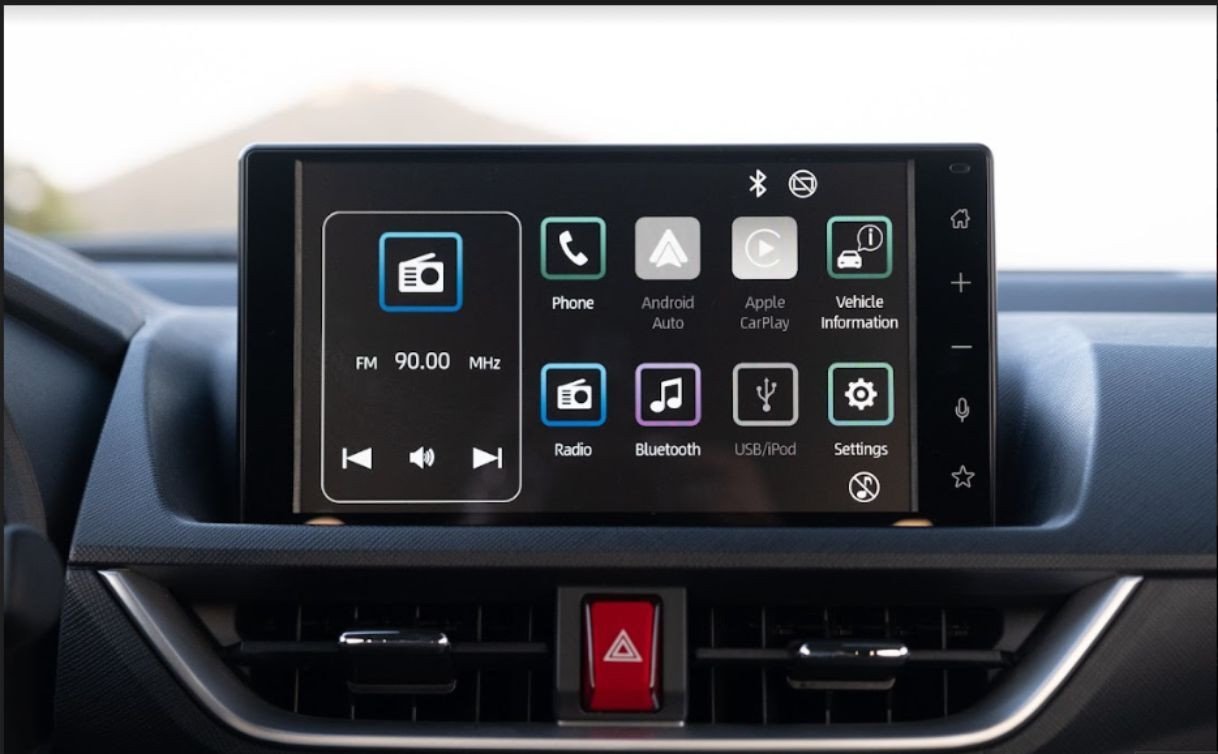Màn hình giải trí cảm ứng trung tâm 9 inch trên Toyota Veloz Cross, tích hợp các kết nối thông minh và hệ thống điều hòa tự động.