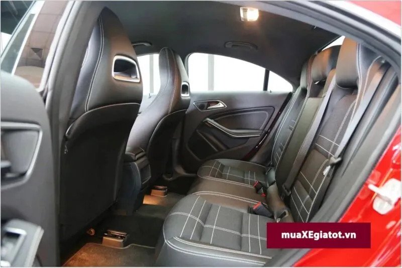 Màn hình giải trí và cửa gió điều hòa của Mercedes CLA 200