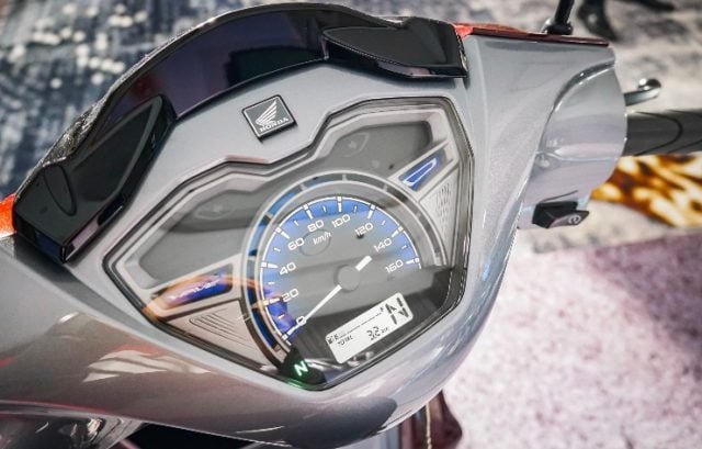 Màn hình hiển thị điện tử và hộc chứa đồ tiện lợi của Honda Wave 125i 2023