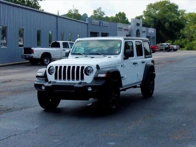 Mặt trước Jeep Wrangler Unlimited Sport 2025 mạnh mẽ với lưới tản nhiệt 7 thanh huyền thoại