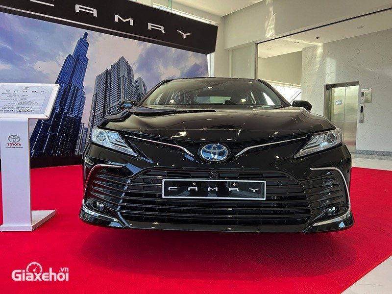 Mặt trước Toyota Camry 2.5HV 2024 với lưới tản nhiệt hình chữ X