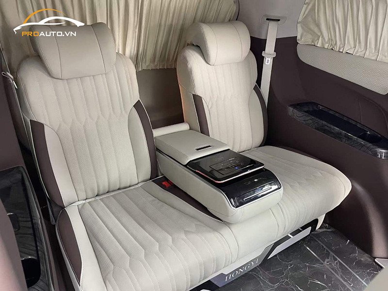 Mẫu sofa giường chia Luxury 4.0, thiết kế hiện đại, phù hợp với nội thất xe Fortuner.
