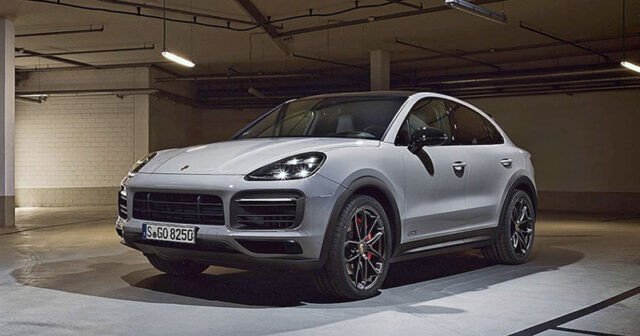 Mẫu SUV hạng sang Porsche Cayenne màu trắng đậu trên con đường đồi