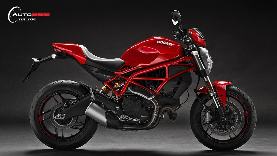 Mẫu xe Ducati Monster 797 màu đỏ đỗ trên đường phố