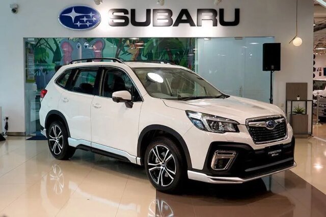 Mẫu xe SUV Subaru Forester thế hệ mới màu xanh, trưng bày tại đại lý, nổi bật với thiết kế mạnh mẽ