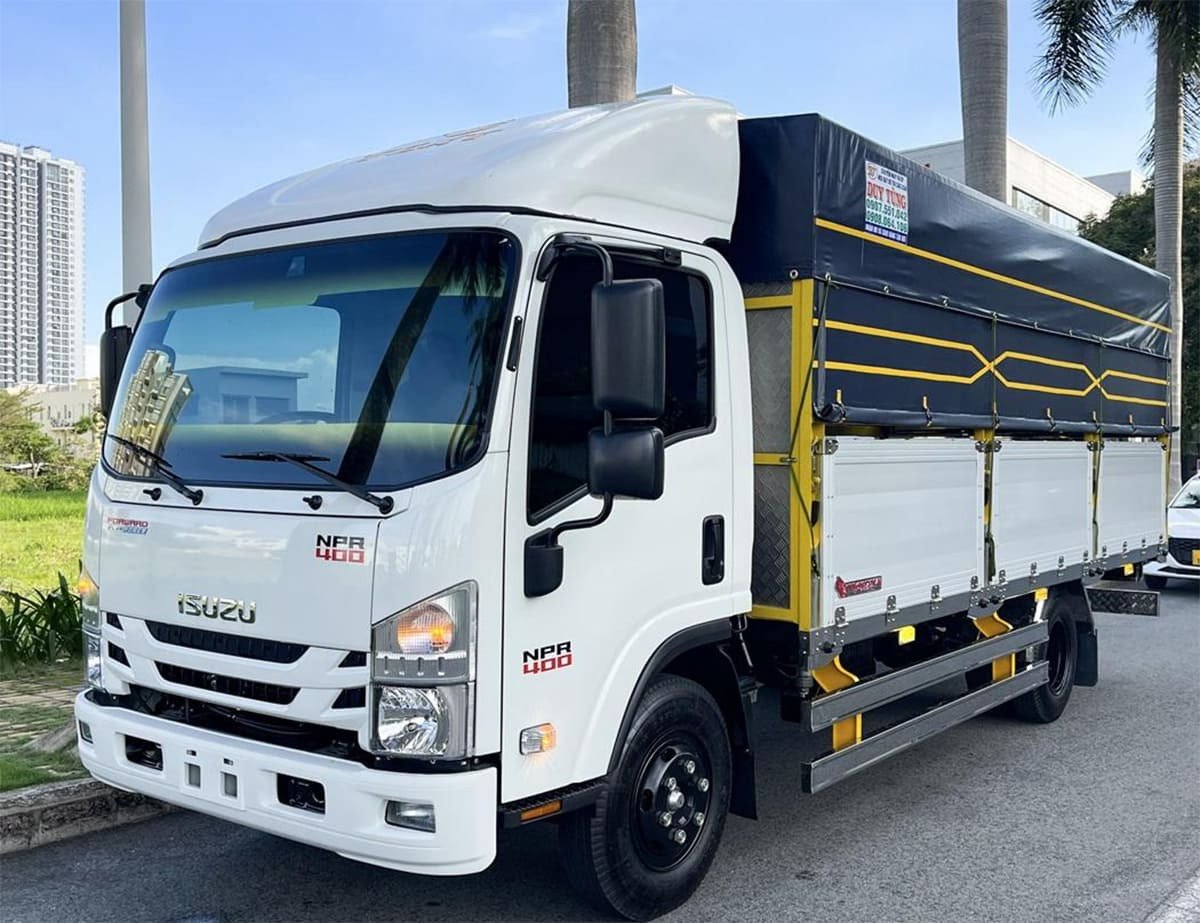 Mẫu xe tải 3.5 tấn Isuzu màu trắng đang đỗ, nổi bật với khả năng chuyên chở bền bỉ