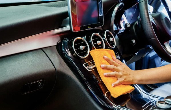 Máy khử mùi ô tô hiện đại đặt trong nội thất xe