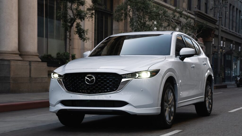 Mazda CX-5 màu đỏ đỗ trước cửa nhà, một trong những lựa chọn SUV Crossover phổ biến tại Việt Nam