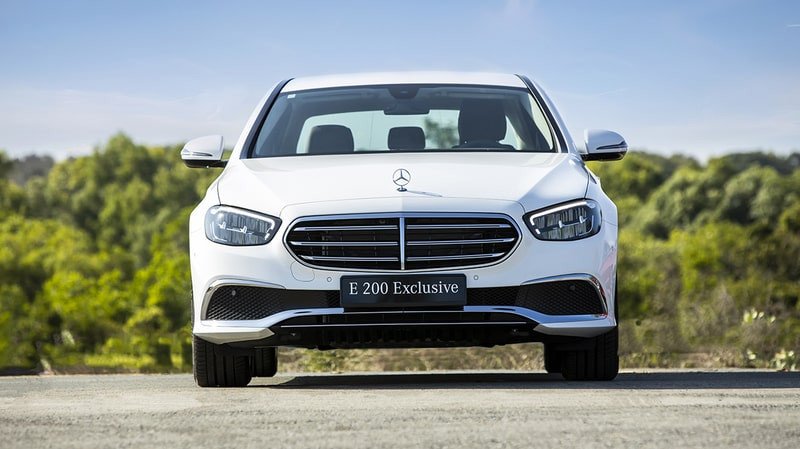 Mercedes E200 màu trắng đậu ngoài trời