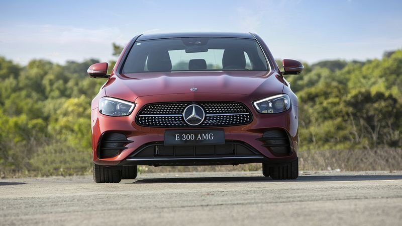 Mercedes E300 màu trắng trên đường