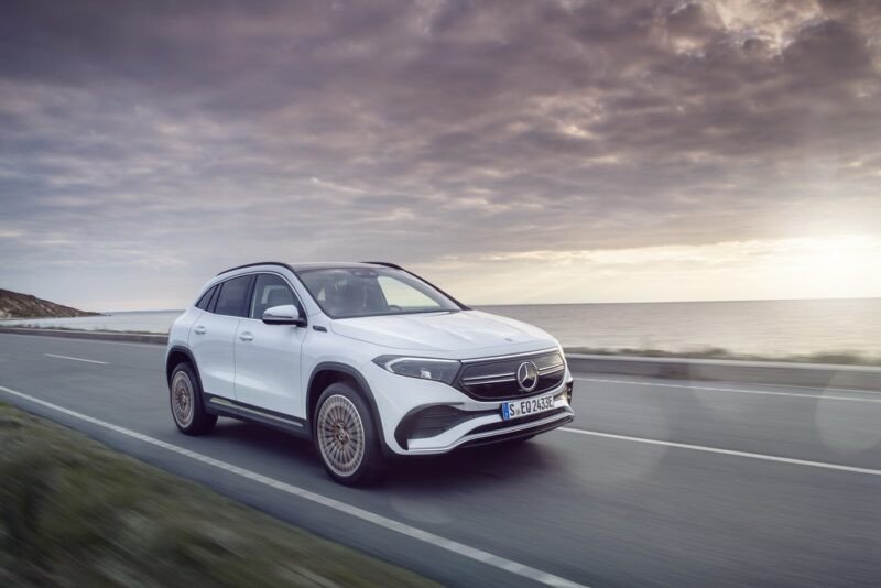 Mercedes EQA 250 với thiết kế ngoại thất hiện đại và lưới tản nhiệt đặc trưng của xe điện