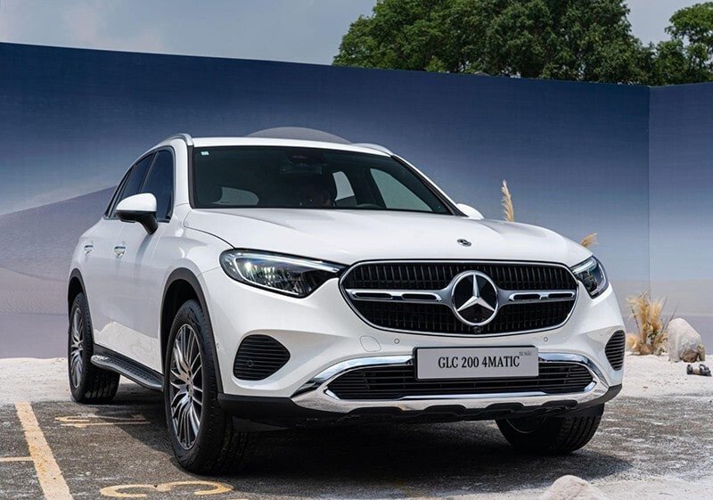 Mercedes GLC 200 4Matic màu trắng trên đường