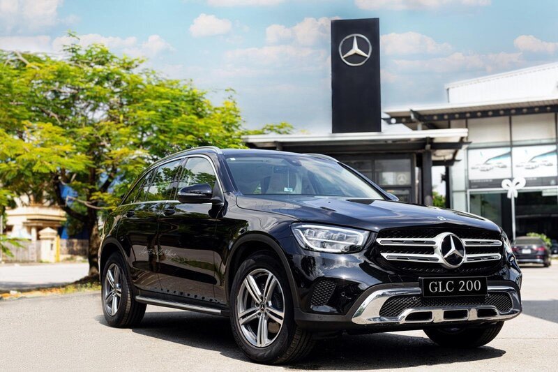 Mercedes GLC 200 màu đỏ đang di chuyển