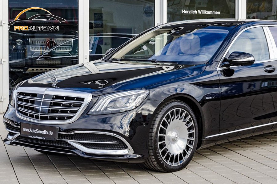 Một chiếc Mercedes Benz Maybach với bộ mâm thể thao màu bạc sang trọng