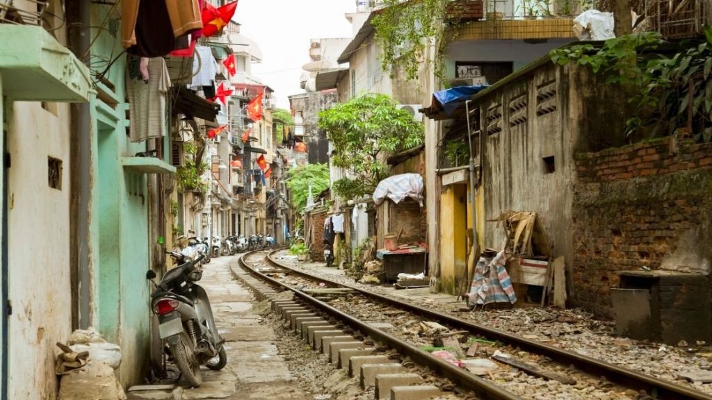 Một góc phố đường tàu Hà Nội với những ngôi nhà cổ kính sát đường ray, biểu tượng của sự độc đáo.