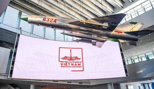 Một góc trưng bày hiện vật tại Bảo tàng Lịch sử Quân sự Việt Nam