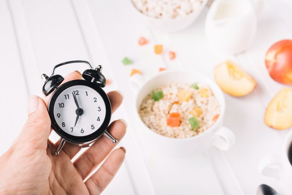 Một người đang xem đồng hồ, biểu tượng của việc theo dõi thời gian và quản lý việc kiểm tra lỗi xe.