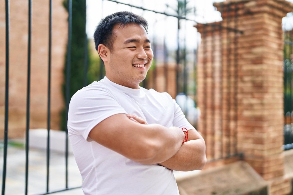 Một nhóm người đang thảo luận về lịch trình bảo dưỡng xe ô tô định kỳ và các mẹo chăm sóc xe hơi.