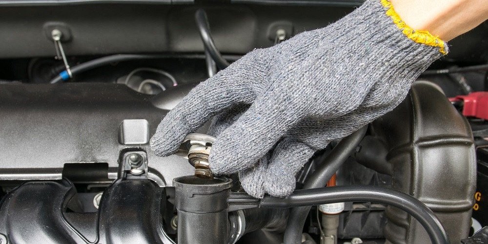 Nắp bình nước làm mát ô tô giúp duy trì áp suất và nhiệt độ ổn định
