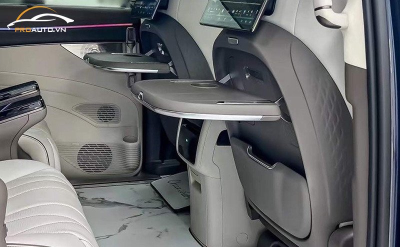 Ngăn chứa đồ tiện lợi trên bàn làm việc Kia Carnival