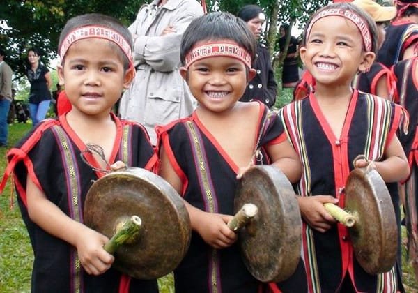 Nghệ nhân biểu diễn cồng chiêng trong lễ hội văn hóa Tây Nguyên