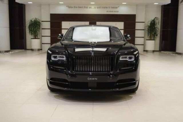 Ngoại thất xe mui trần Rolls-Royce Dawn Black Badge 2025 màu đen sang trọng