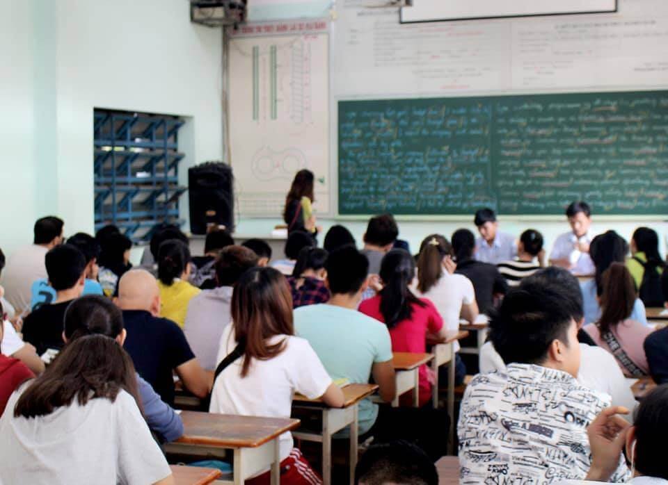 Người dân ôn luyện để thi bằng lái xe máy A1