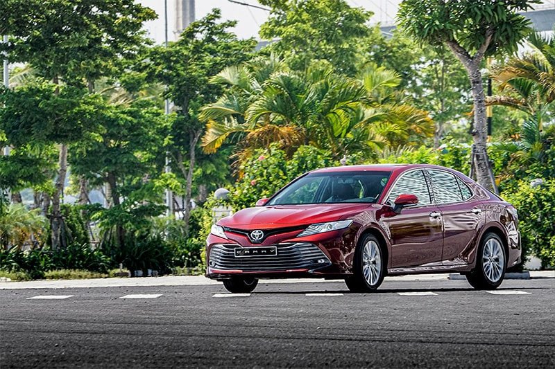 Người dùng đang kiểm tra một chiếc xe Toyota Camry 2019 đã qua sử dụng