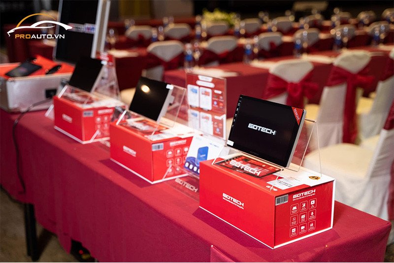 Người dùng trải nghiệm các tính năng của màn hình Gotech GT 2K MAX trong khoang lái